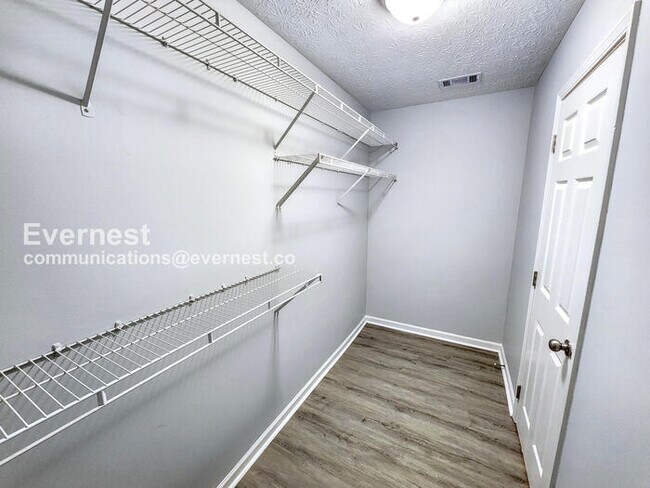 Building Photo - 511 White Oak Dr