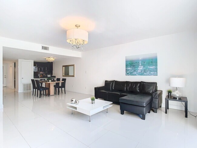 Building Photo - Vineland Road, Orlando, FL 32811 - 2 BR 2.5 BA townhouse