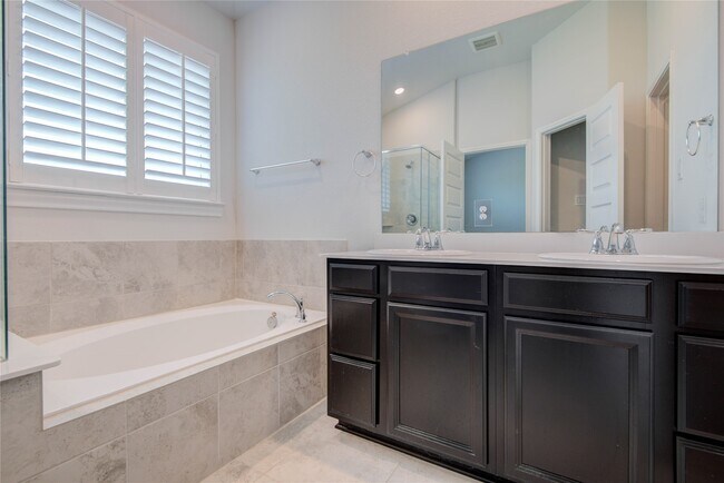 Building Photo - 2425 Temple Crag Dr