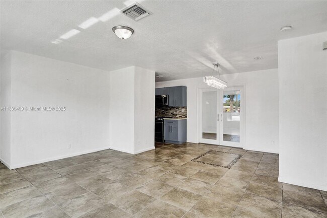 Building Photo - 3431 NW 5th Pl