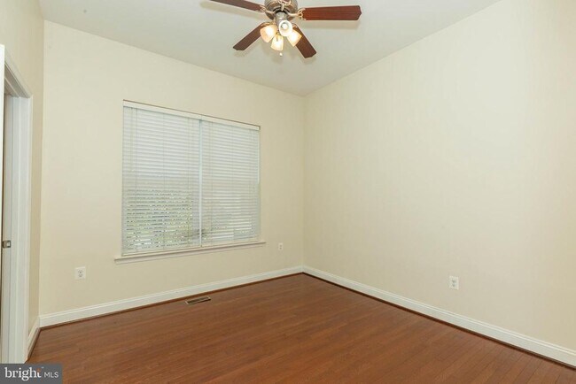 Building Photo - 15 Flag Ct