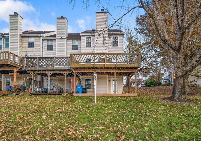 Building Photo - Gorgeous End Unit townhouse with WATER VIEWS ready mid August!
