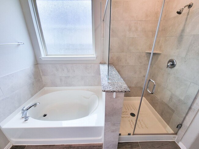 Building Photo - Quiet Cul De Sac! Tray Ceiling in Family & Primary suite. Wood Like Tile, Modern Gray Walls, Grea...