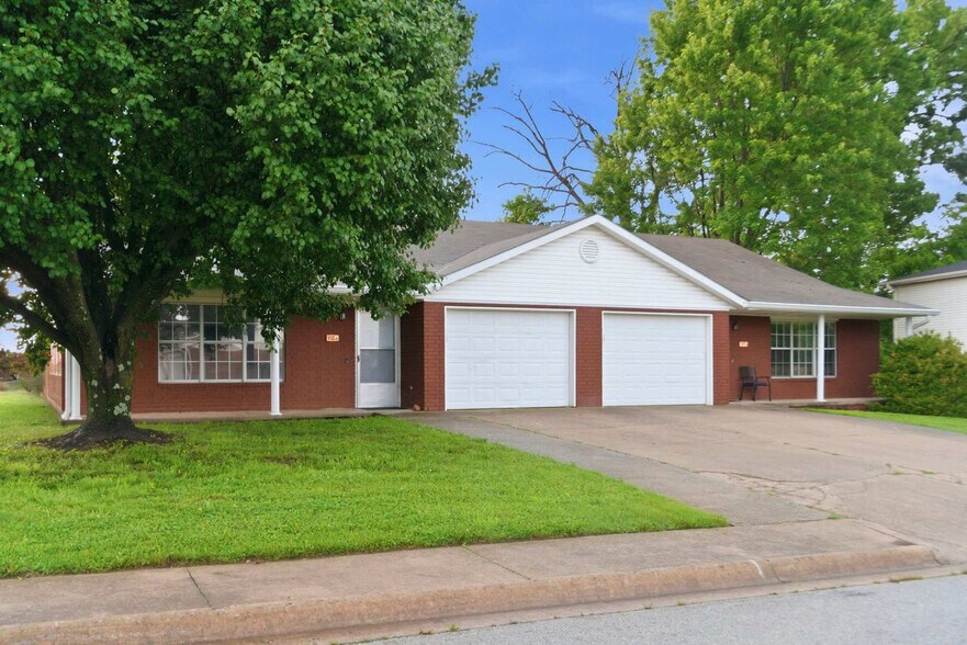 Building Photo - 1405 Camellia Dr