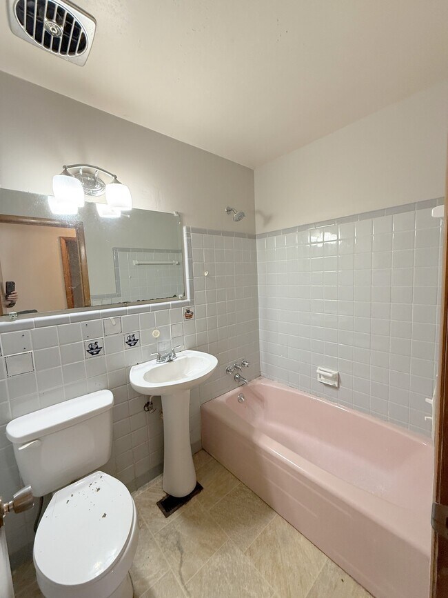 Building Photo - 3811 Lakeview Dr NW