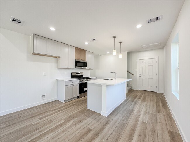 Building Photo - 824 Waxahachie St