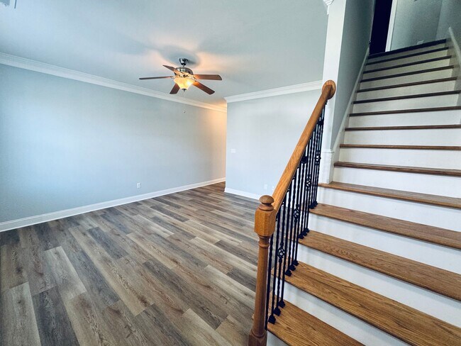 Building Photo - Newer Townhouse (Wiggington Place)