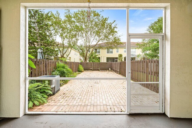 Building Photo - 9663 Lago Dr