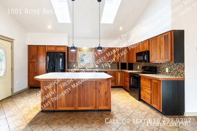 Building Photo - 1001 Rose Ave