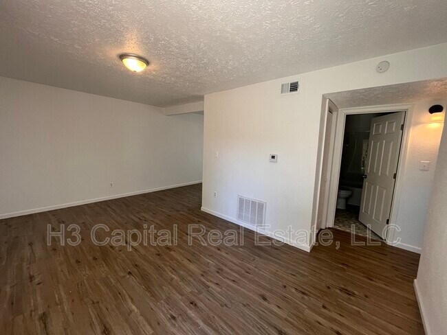 Building Photo - 892 Haller St