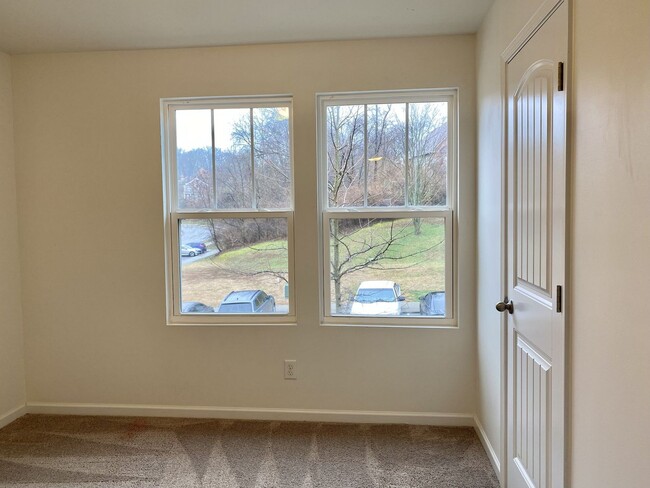 Building Photo - 1021 Livingstone Ln