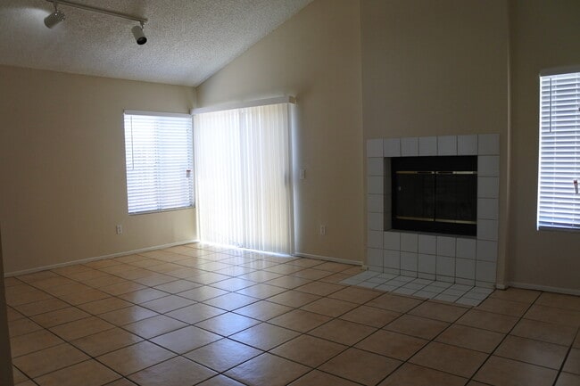 Building Photo - New Listing!