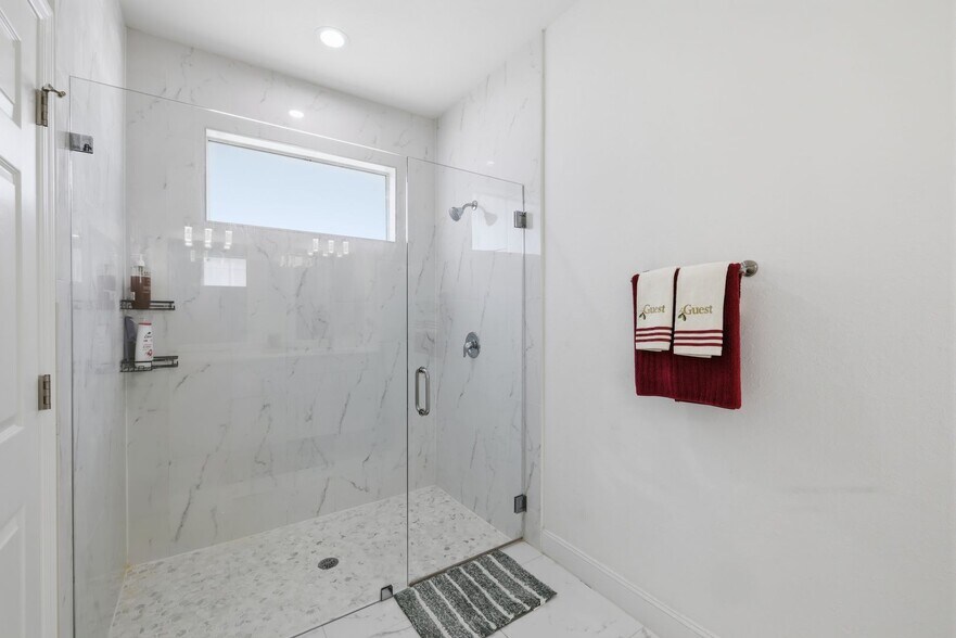 Building Photo - Newer 3/2 home all tile