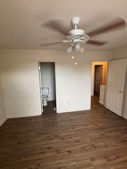 Master bedroom full bath - 11425 Alanridge Ln