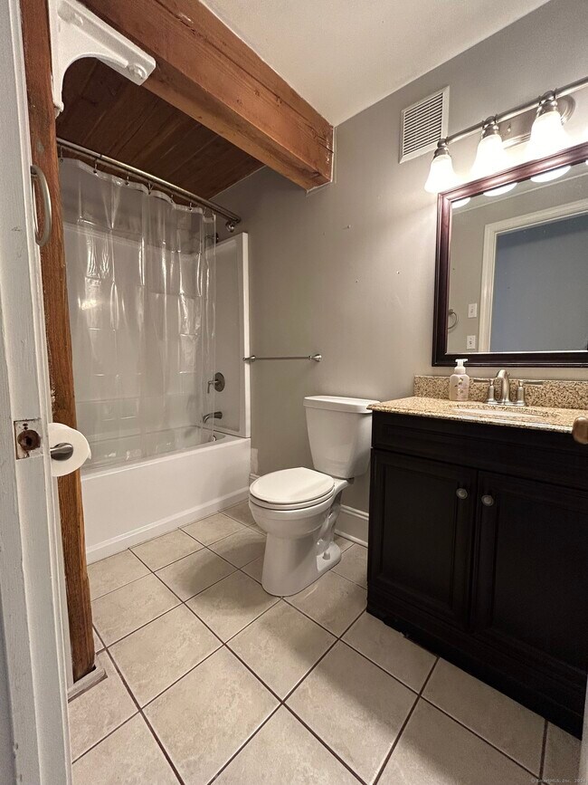 Building Photo - 839 Main St