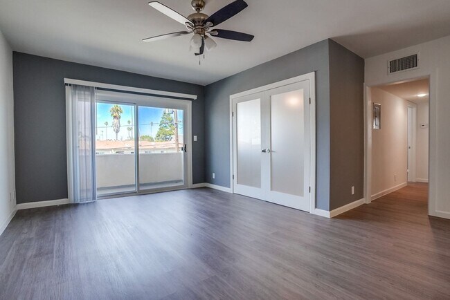 Building Photo - 621 E 99th St