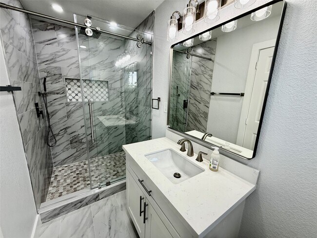Building Photo - 1631 Shadow Bend Dr