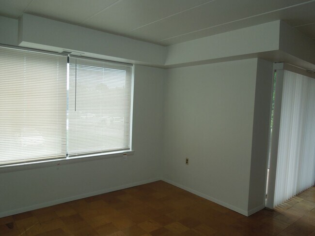 Building Photo - Cozy Leesburg condo with balcony