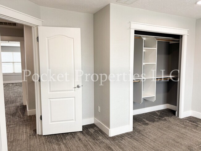 Building Photo - 874 E Forest Ridge Ct