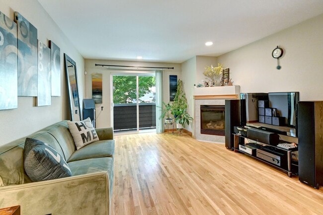 Building Photo - Immaculate Townhome with Private Patio!