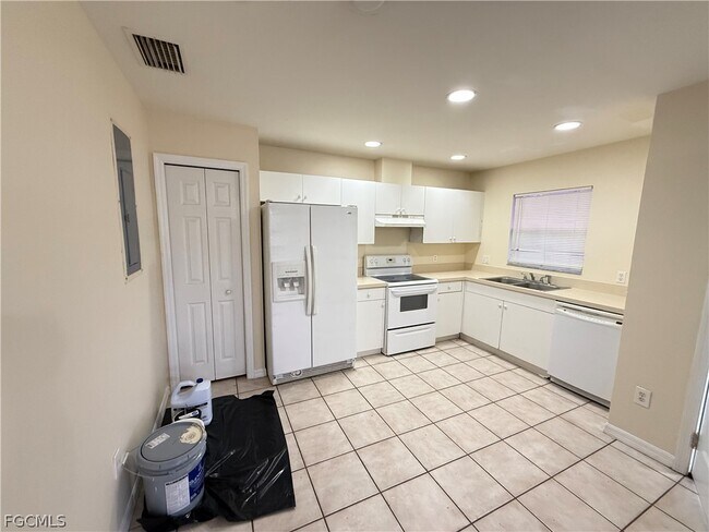 Building Photo - 2217 Leda Ave S