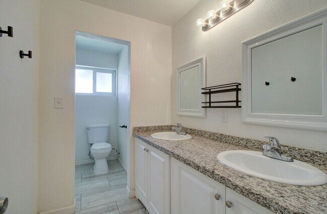 Building Photo - 5657 N 39th Ave