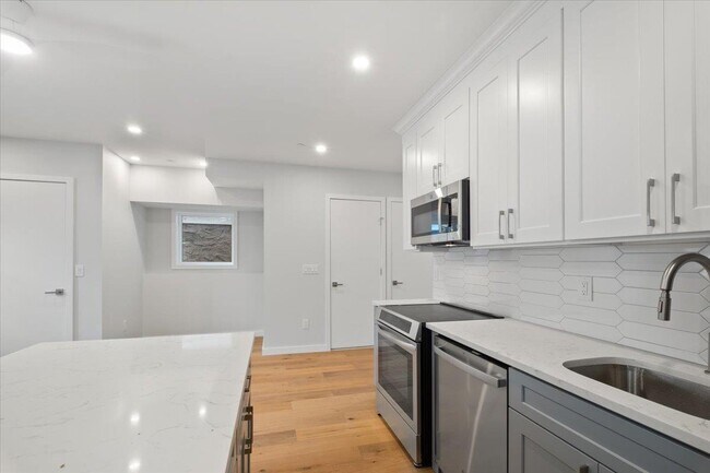 Building Photo - 46 Hudson St