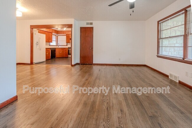 Building Photo - 616 E Bouse Dr