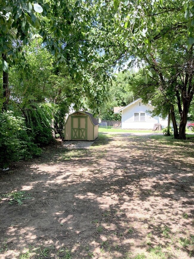 Building Photo - 2 Bed 1 Bath Home