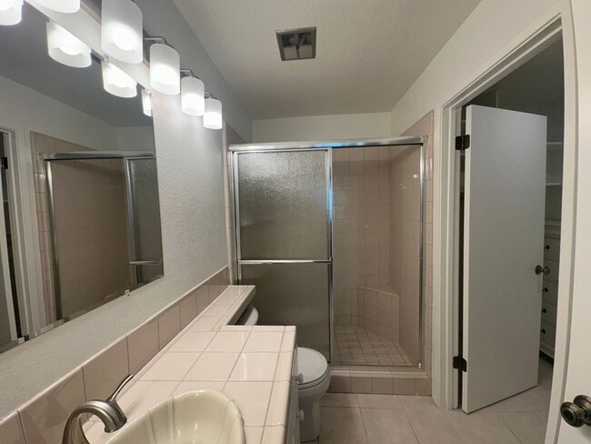 Building Photo - One Bedroom in a Great Community, Excellent Location, with a Pool!