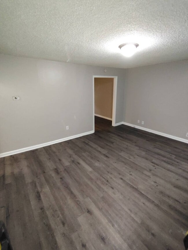 Building Photo - Newly Renovated 2 Bedroom / 1 Bathroom Home Available Now!