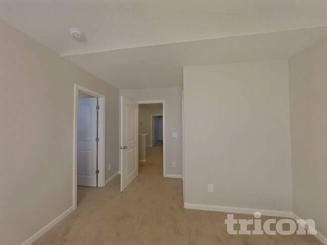 Building Photo - 5819 Hewitt Dr