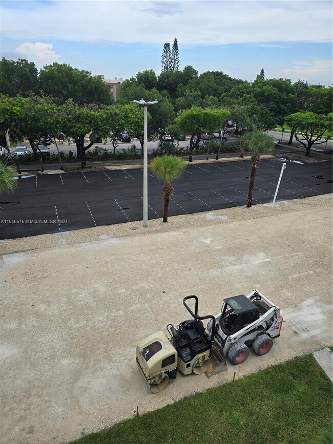 Building Photo - 1351 NE 191st St