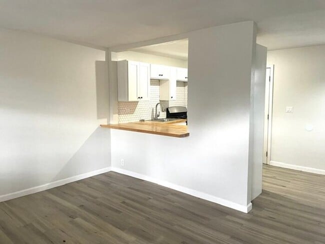 Building Photo - Modern 1 bedroom with yard!