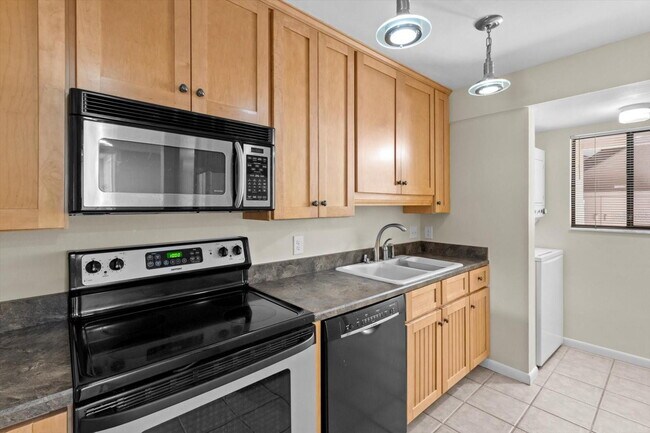 Building Photo - FULLY FURNISHED 2 BEDROOM, 2 BATH CONDO AVAILABLE NOW!