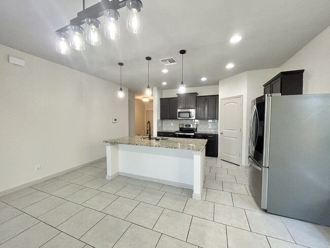 Building Photo - Beautiful 5BED/3BATH House for Rent! Avail...