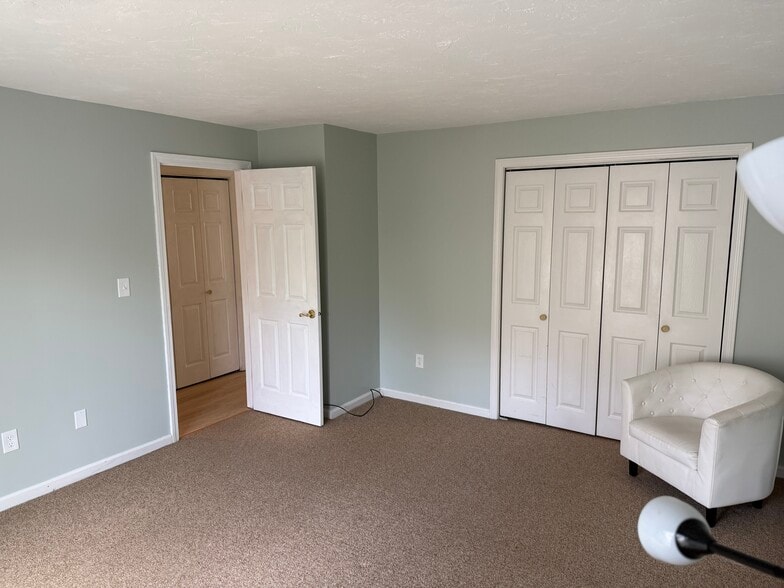 Building Photo - 48 Hobart Ln