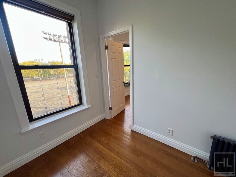 Building Photo - 3BR 2BA Top Floor Bedstuy Townhouse Origin...