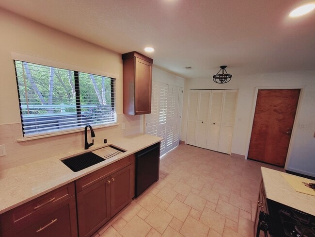 Building Photo - 1033 Meadow Way