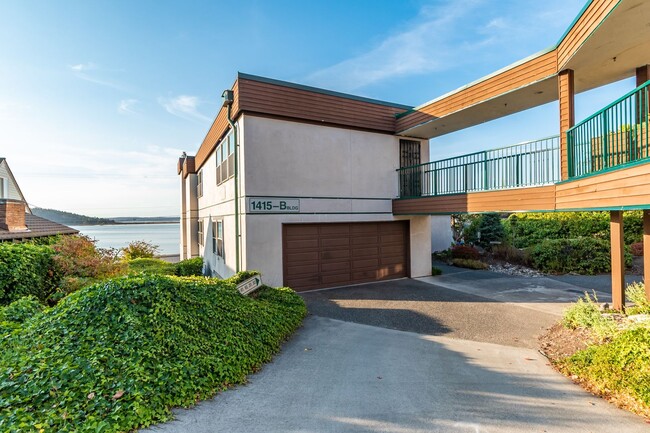 Building Photo - Waterfront Condo with 2 car garage