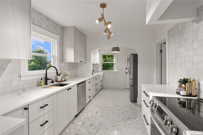 Building Photo - 4Bd/2Ba Seattle House