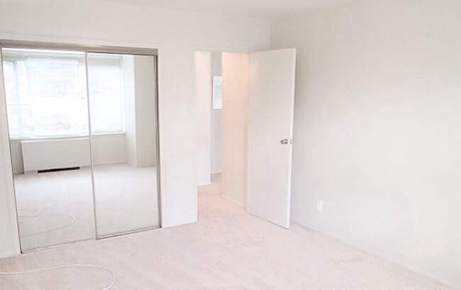 Building Photo - Large & Sun-Filled 1 Bedroom 1 Bathroom Co...