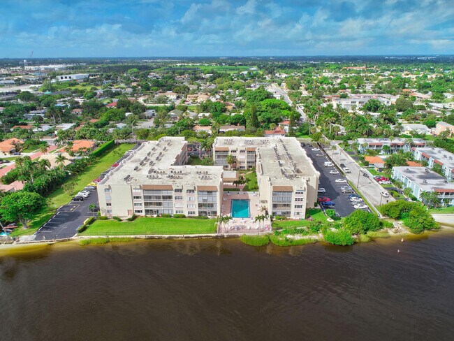 Building Photo - 1502 S Lakeside Dr