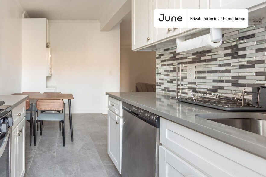 Building Photo - Private bedroom in 4 bed/1 bath Home