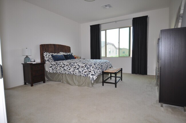 Building Photo - Stunning 5bed/3bath 2771 sq/ft Gilbert Home!