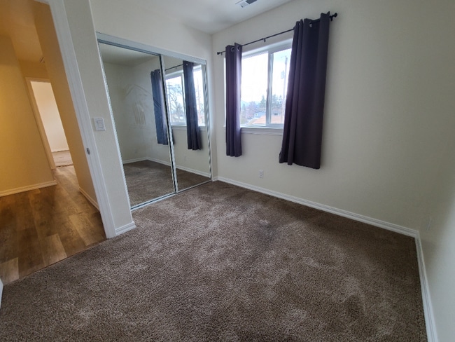 Building Photo - 310 SE L St