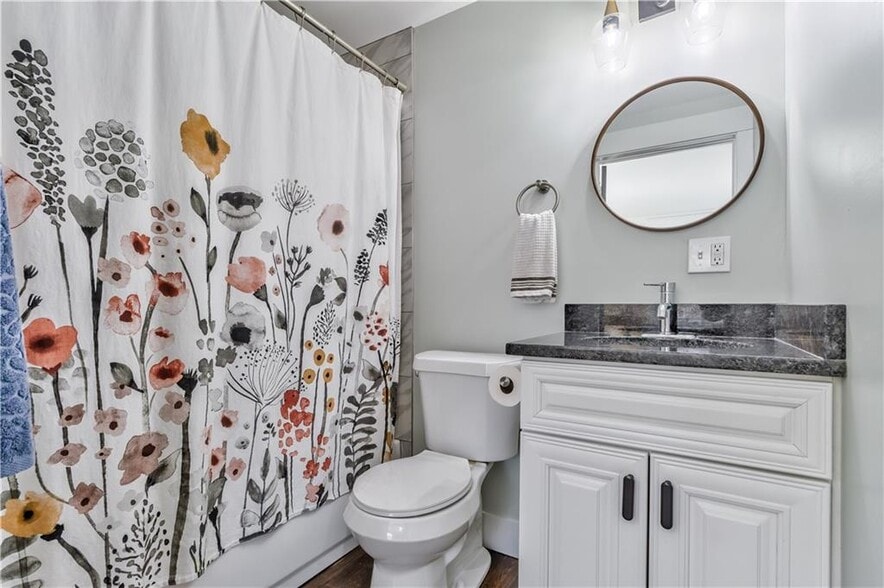 interior-2nd floor: Master bathroom - 4244 Holmes St