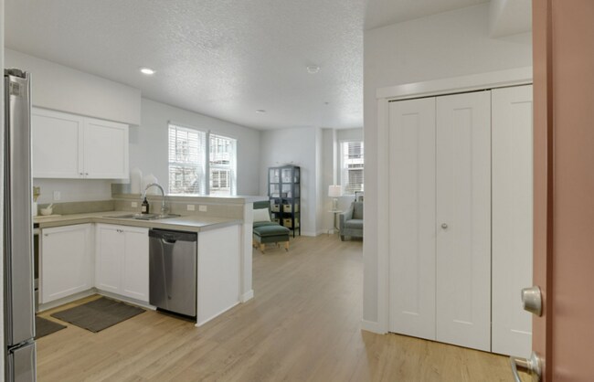 Building Photo - Modern Ground-Level Condo in River Terrace...