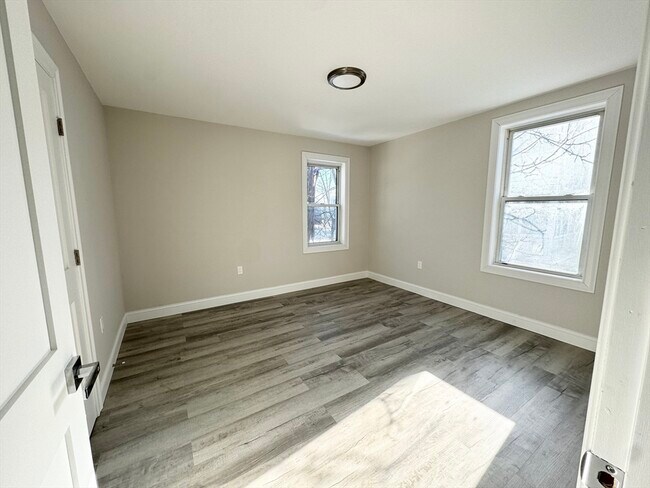 Building Photo - 55 Burrell St