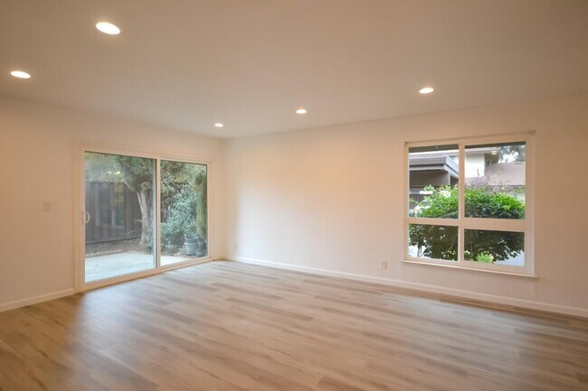 Building Photo - 5013 Pine Tree Terrace